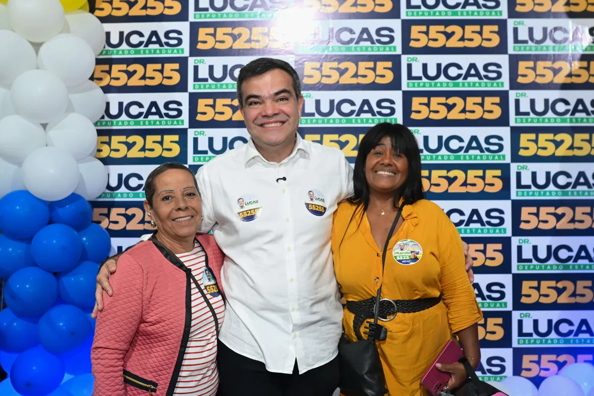 Dr. Lucas 55255 entre duas apoiadoras