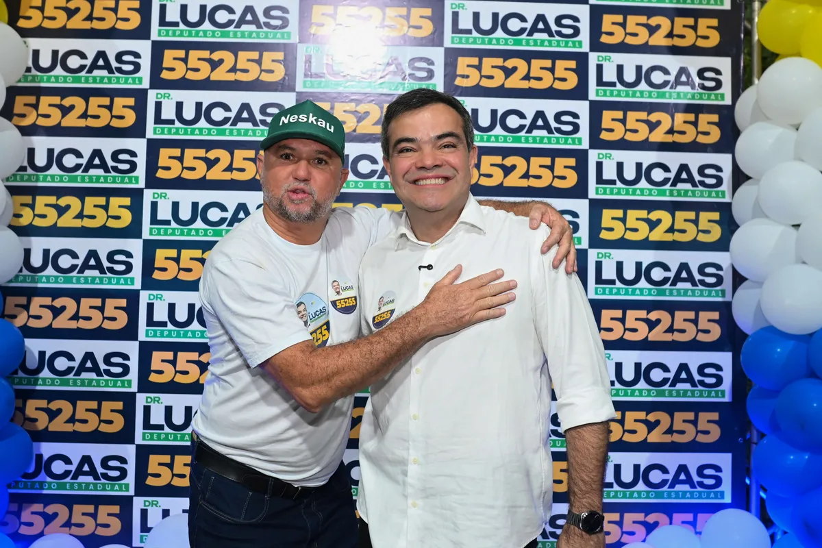 Dr. Lucas 55255 abraçado a um apoiador de boné