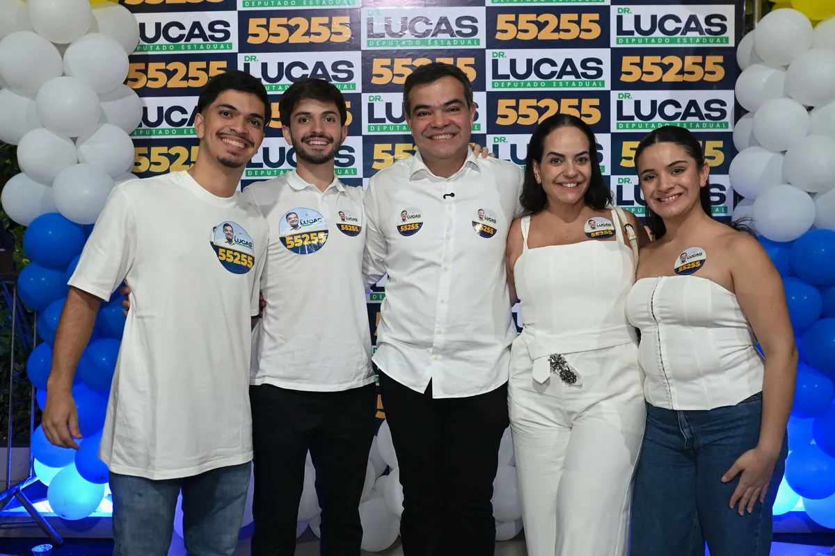 Dr. Lucas 55255 com um grupo de jovens apoiadores