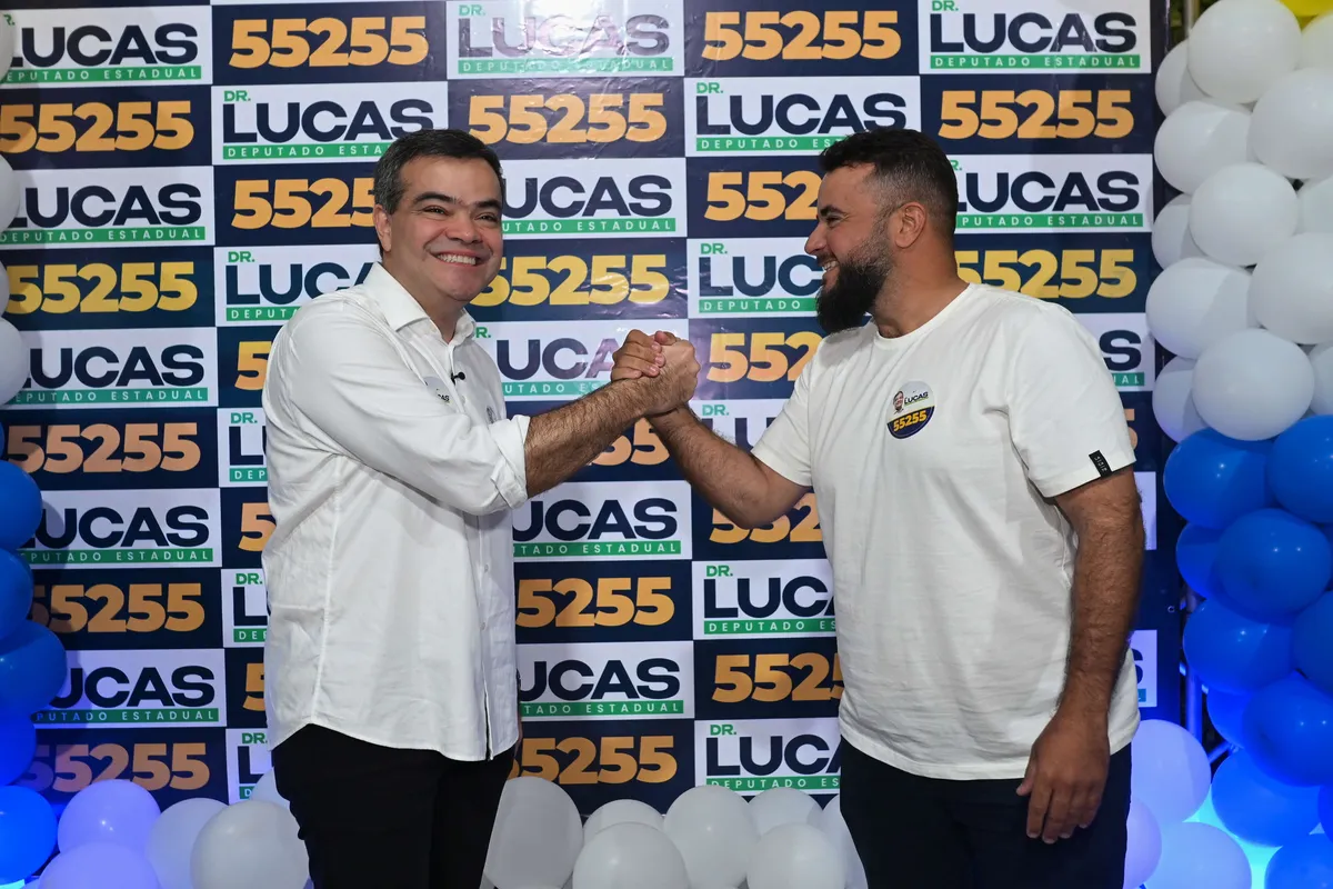 Dr. Lucas 55255 apertando a mão de um apoiador