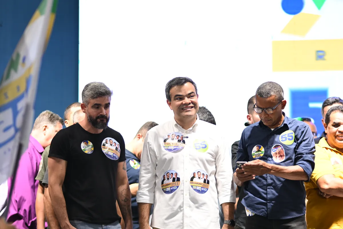 Dr. Lucas 55255 sorridente entre apoiadores, antes de subir ao palco
