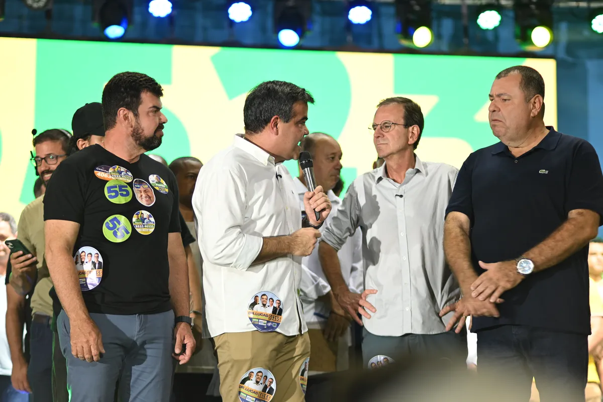 Dr. Lucas 55255 discursa no palco diante do telão do encontro