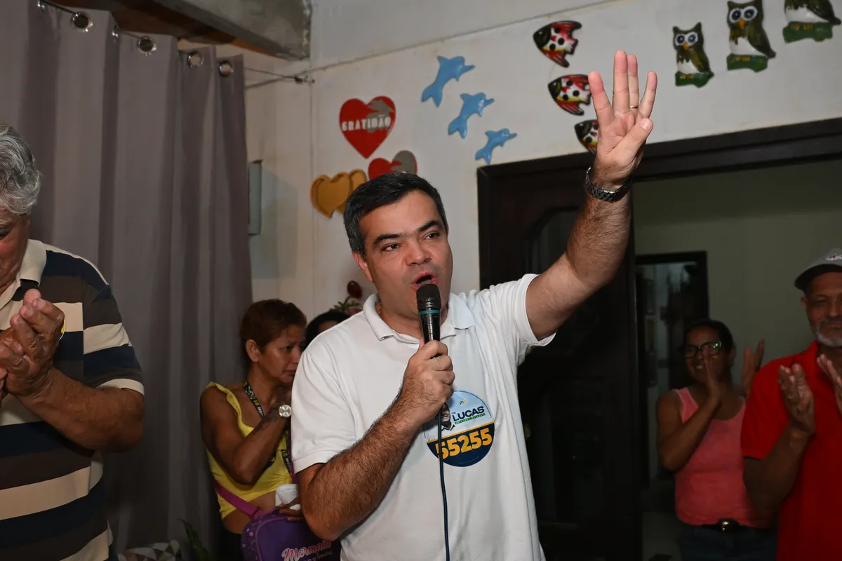 Dr. Lucas 55255 acena ao microfone para os moradores reunidos em Lagomar