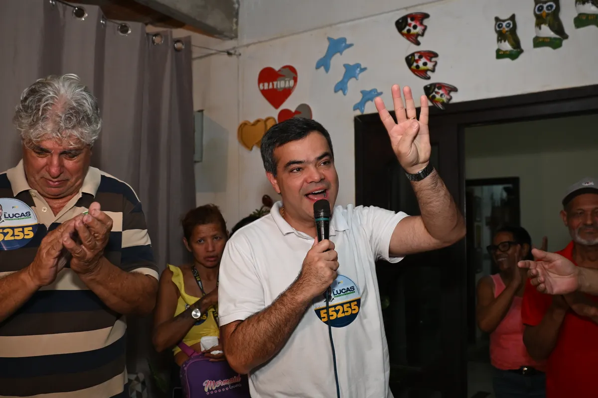 Dr. Lucas 55255 discursa ao microfone na reunião em uma casa de Lagomar