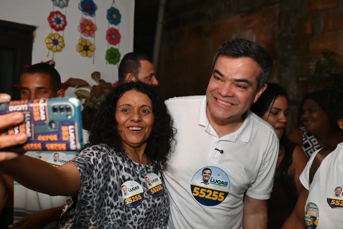Apoiadora tira uma selfie com o Dr. Lucas 55255 na reunião em Lagomar