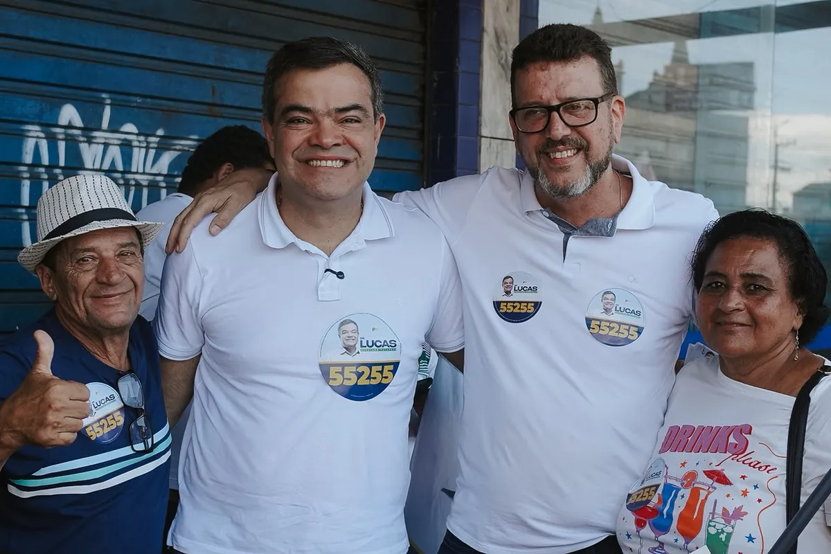 Dr. Lucas 55255 posa com apoiadores em frente ao comércio de Rio das Ostras