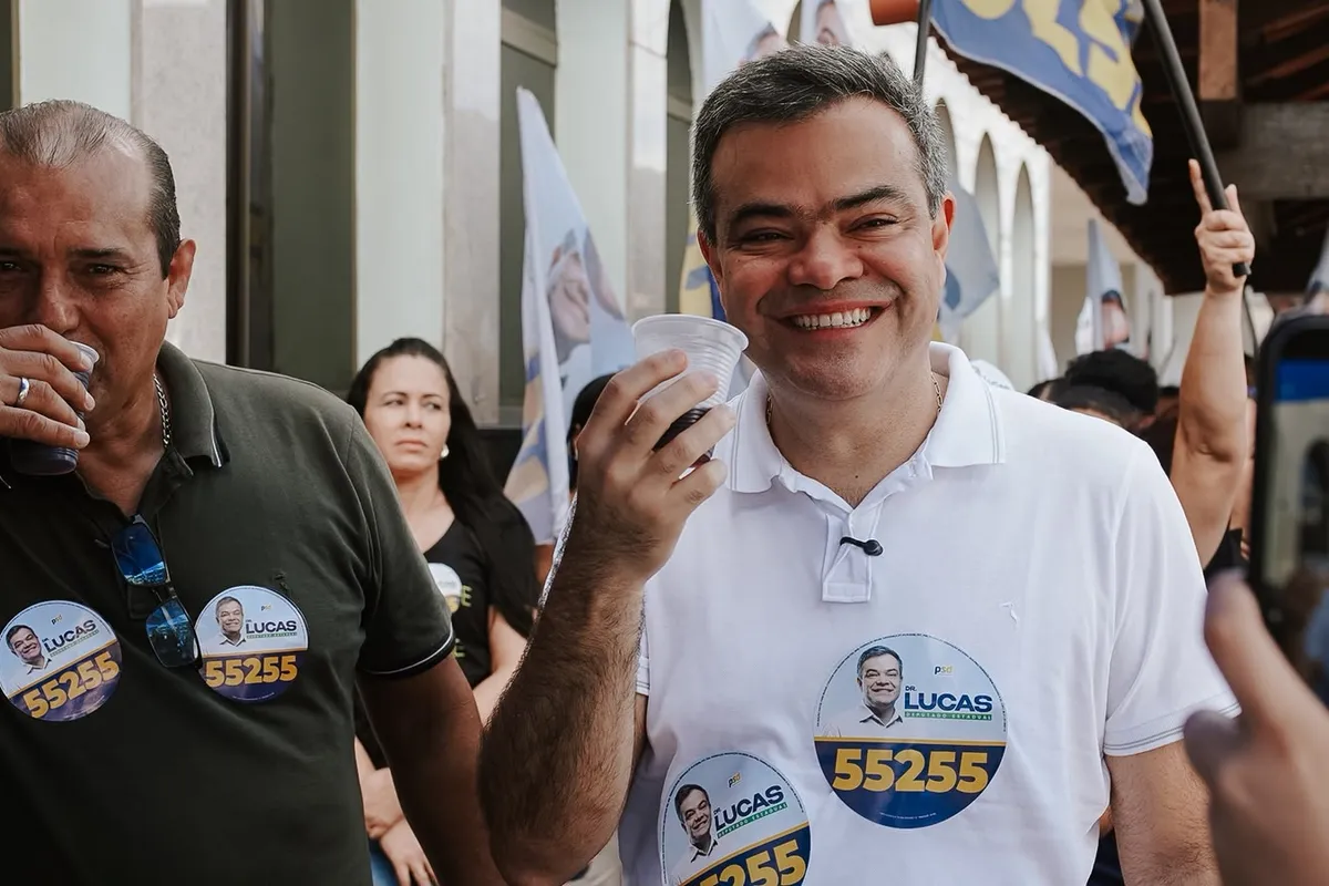 Dr. Lucas 55255 conversa com comerciantes durante a caminhada em Rio das Ostras