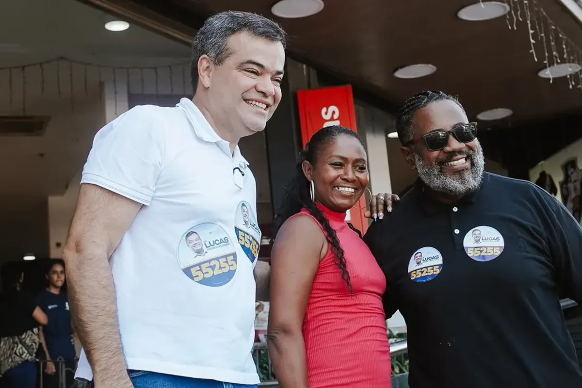 Dr. Lucas 55255 com dois apoiadores na porta de uma loja, durante a caminhada pelo centro de Rio das Ostras