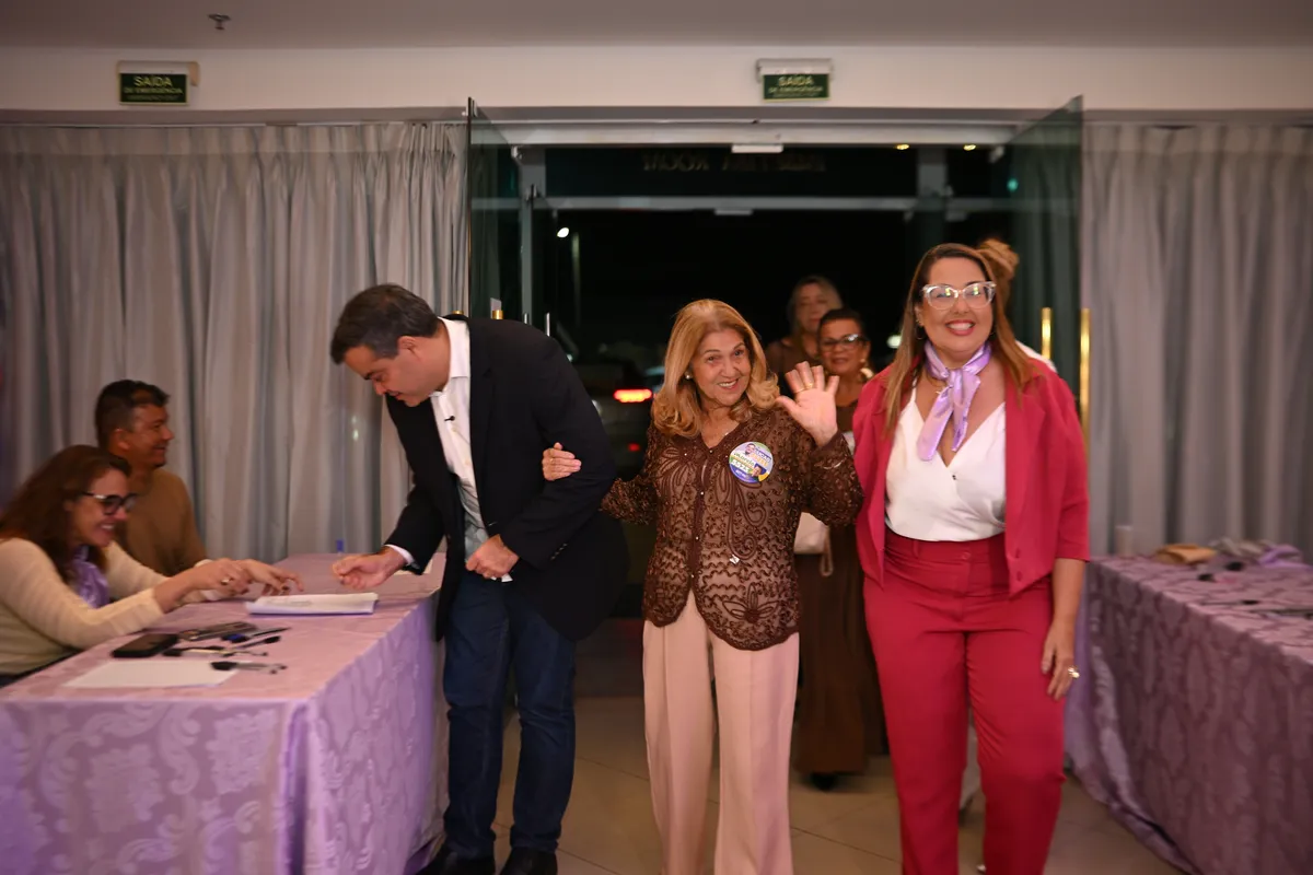 Dr. Lucas 55255 chega ao encontro e cumprimenta a equipe da recepção