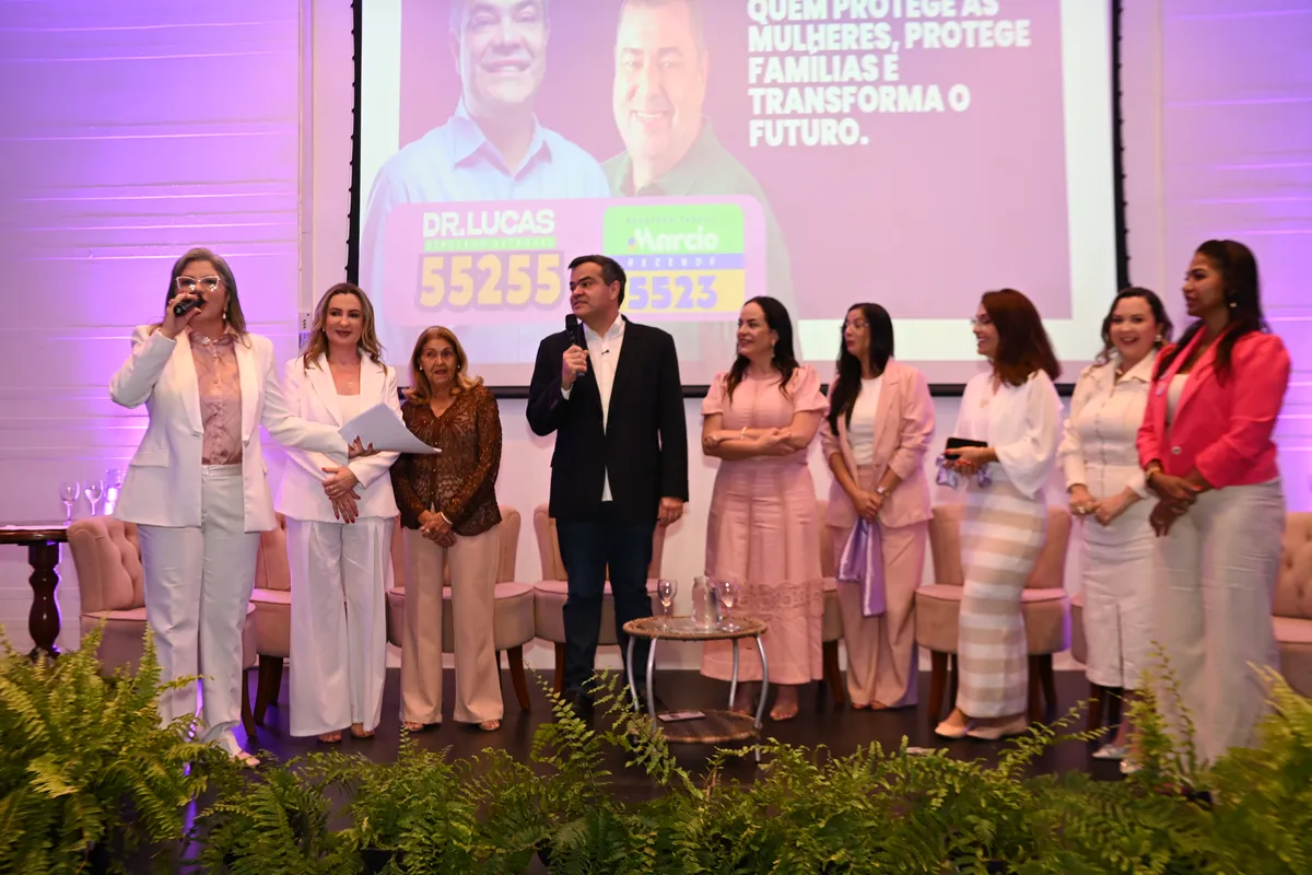 Dr. Lucas 55255 discursa ao microfone para as participantes do Encontro Mulheres do Coração