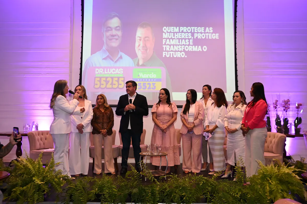 Palco do Encontro Mulheres do Coração, com o Dr. Lucas 55255 e o telão da campanha 55255