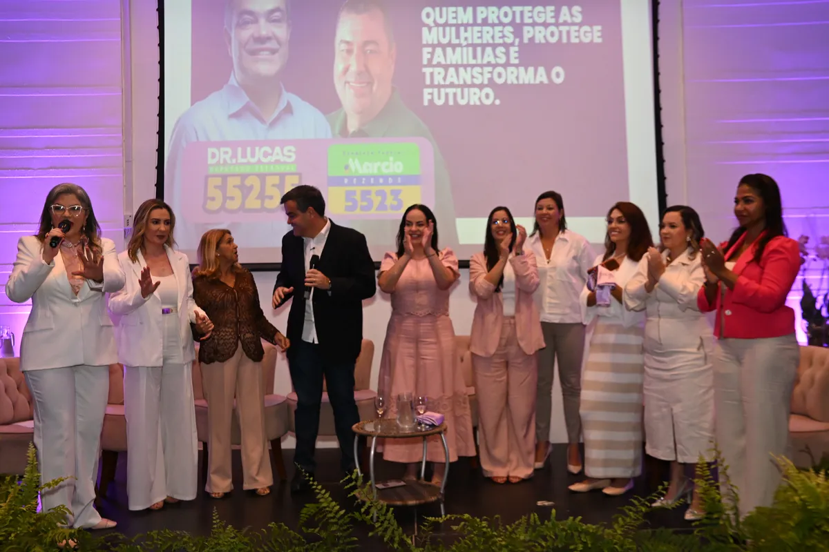 Mulheres aplaudem o Dr. Lucas 55255 no palco do encontro