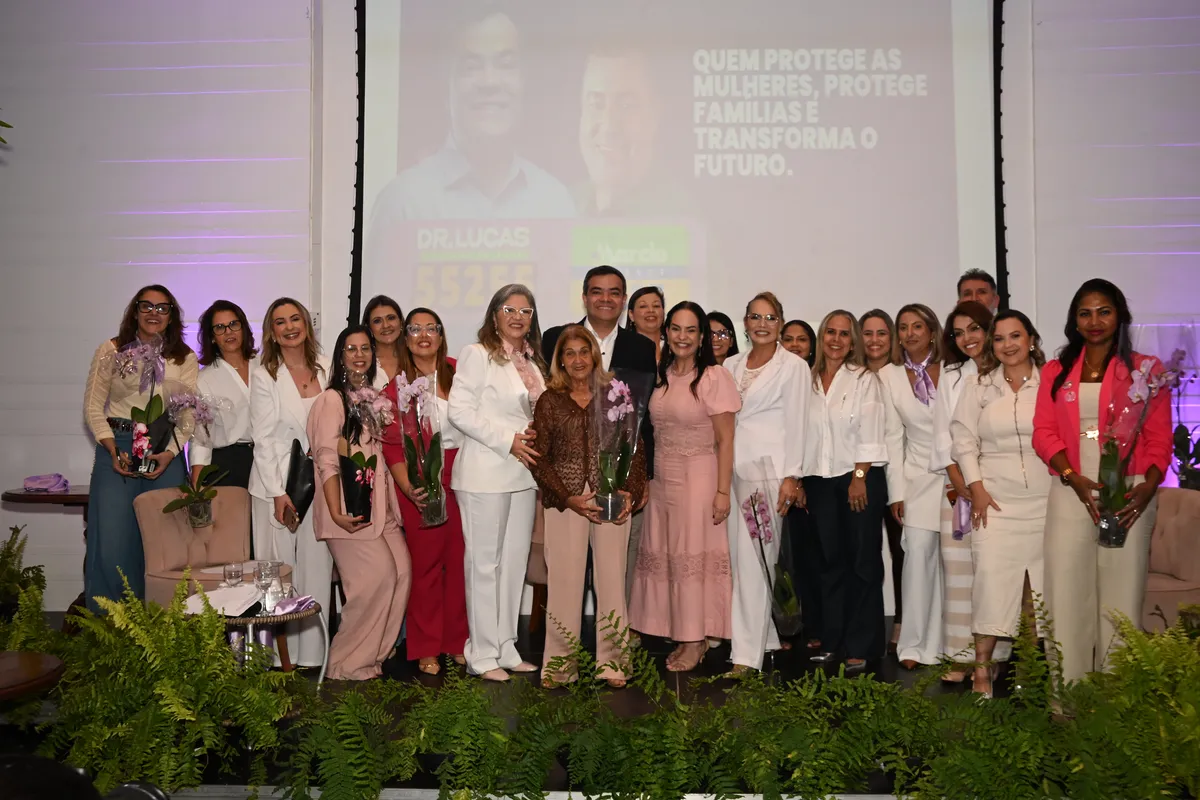 Dr. Lucas 55255 no palco com as mulheres homenageadas com flores no fim do encontro