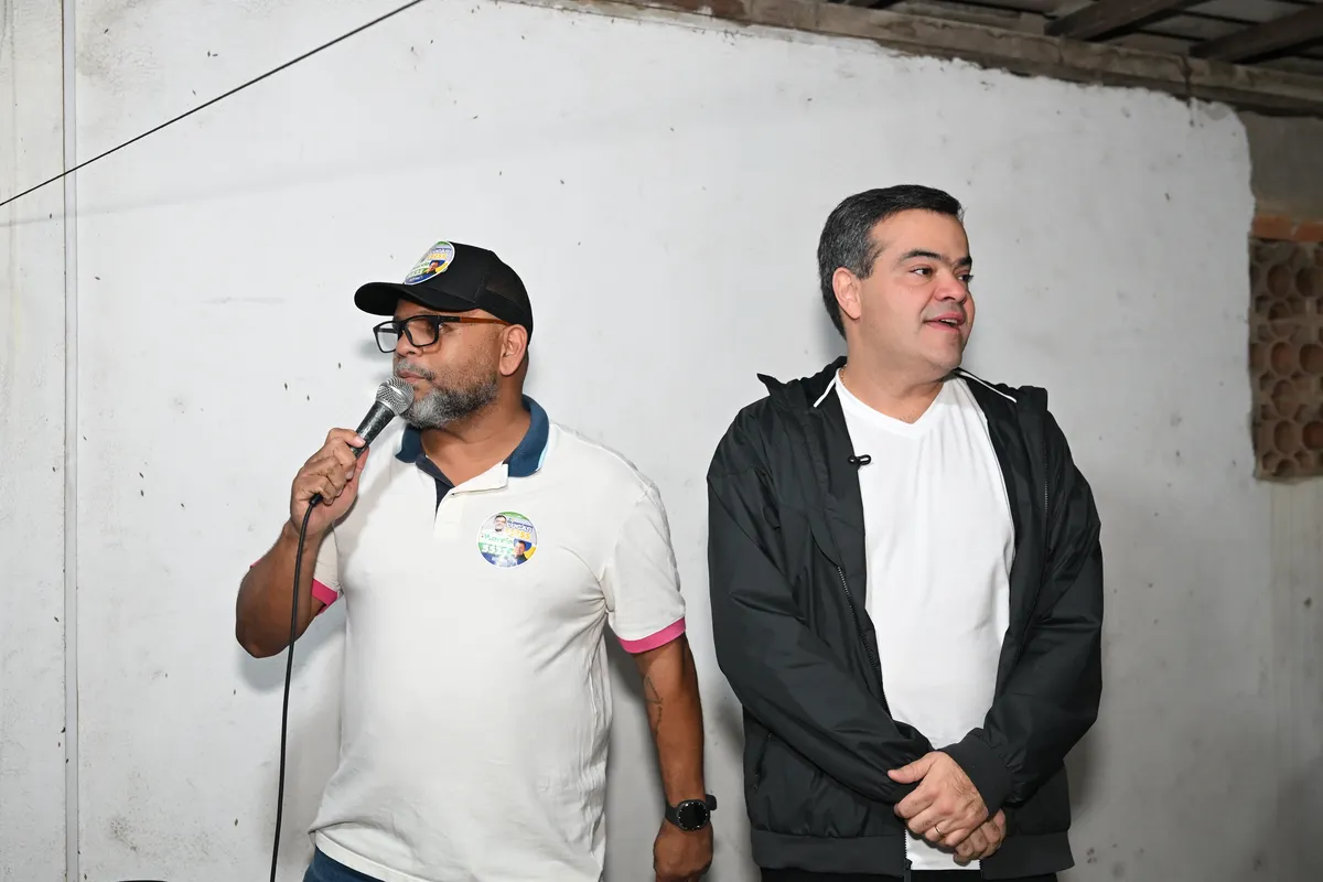 Dr. Lucas 55255 aplaude a fala de um apoiador ao microfone, no evento na Barra