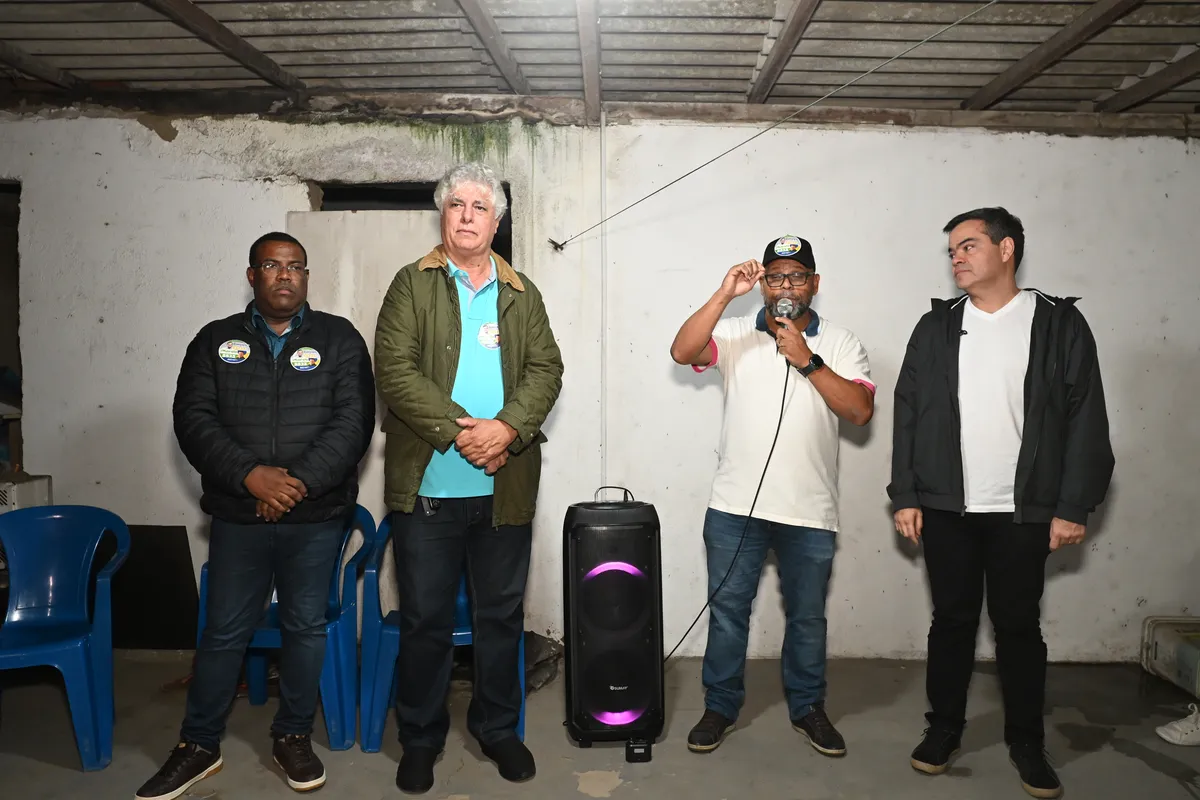 Dr. Lucas 55255 discursa ao lado das lideranças locais, de frente para os moradores da Barra