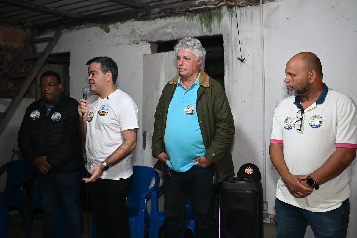 Dr. Lucas 55255 fala ao microfone ao lado das lideranças locais no Evento na Barra