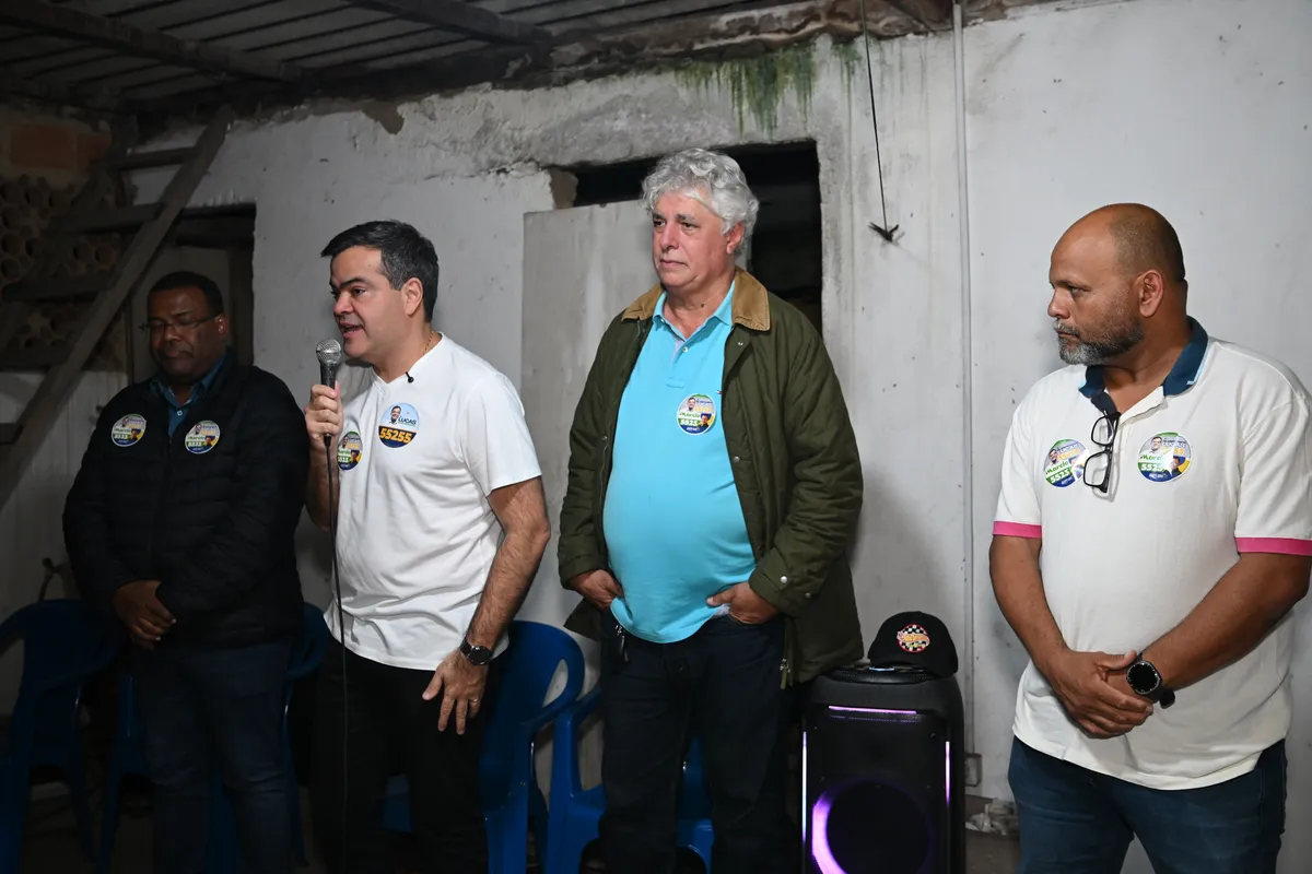 Dr. Lucas 55255 fala ao microfone ao lado das lideranças locais, no evento na Barra