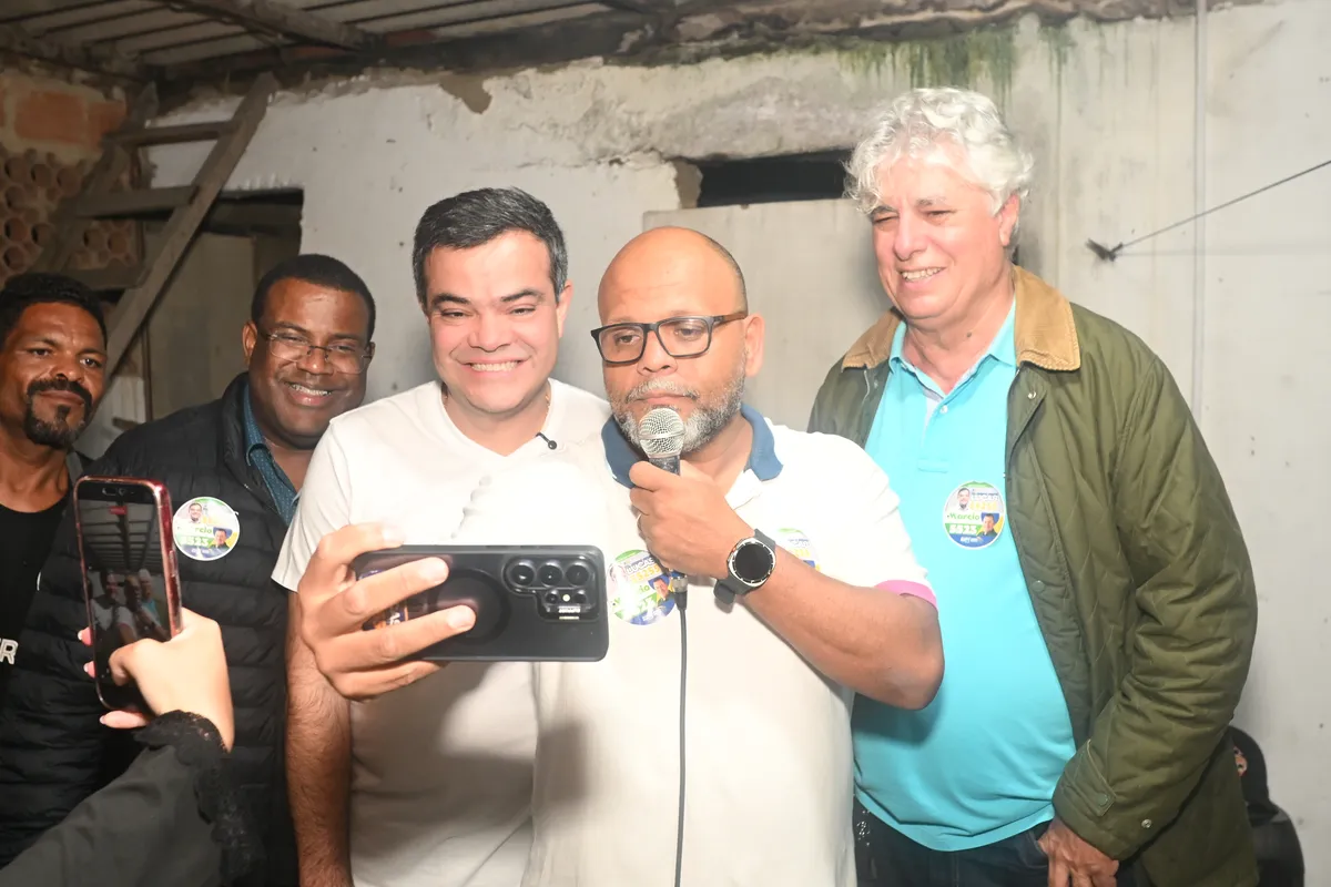 Dr. Lucas 55255 sorri para uma selfie com apoiadores e lideranças da Barra