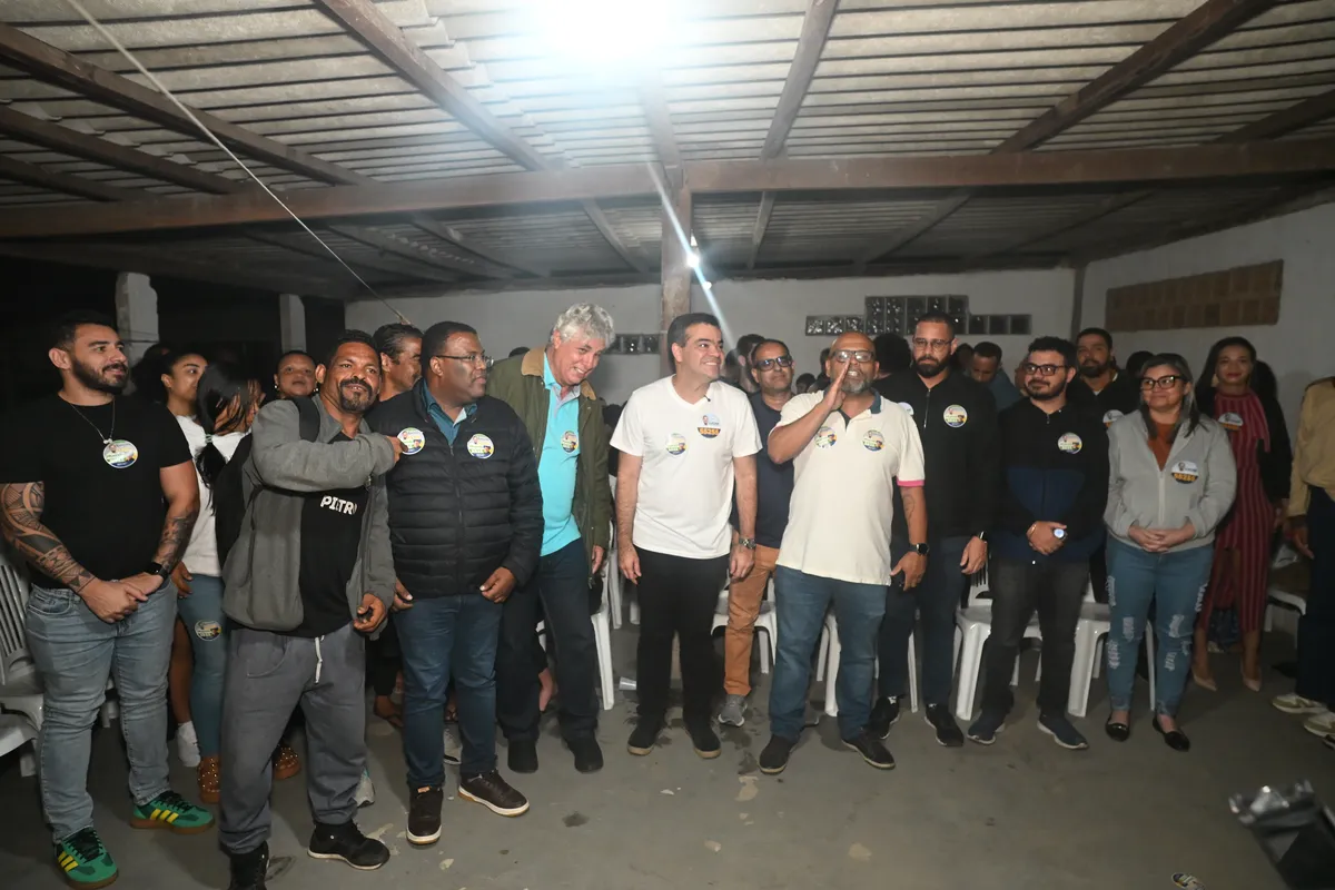 Dr. Lucas 55255 posa com dezenas de apoiadores reunidos no evento na Barra