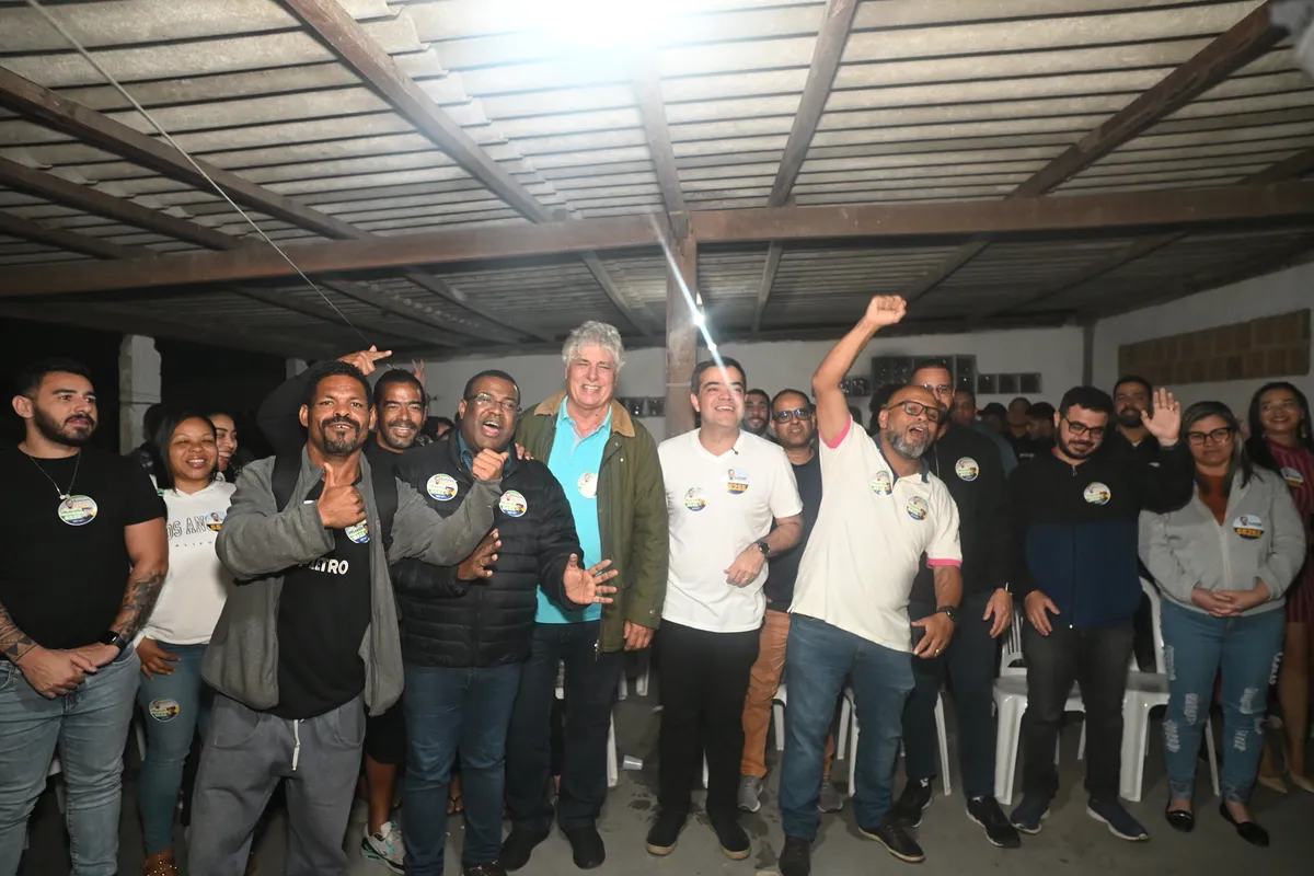 Dr. Lucas 55255 no meio dos apoiadores, de braços erguidos, no fim do evento na Barra