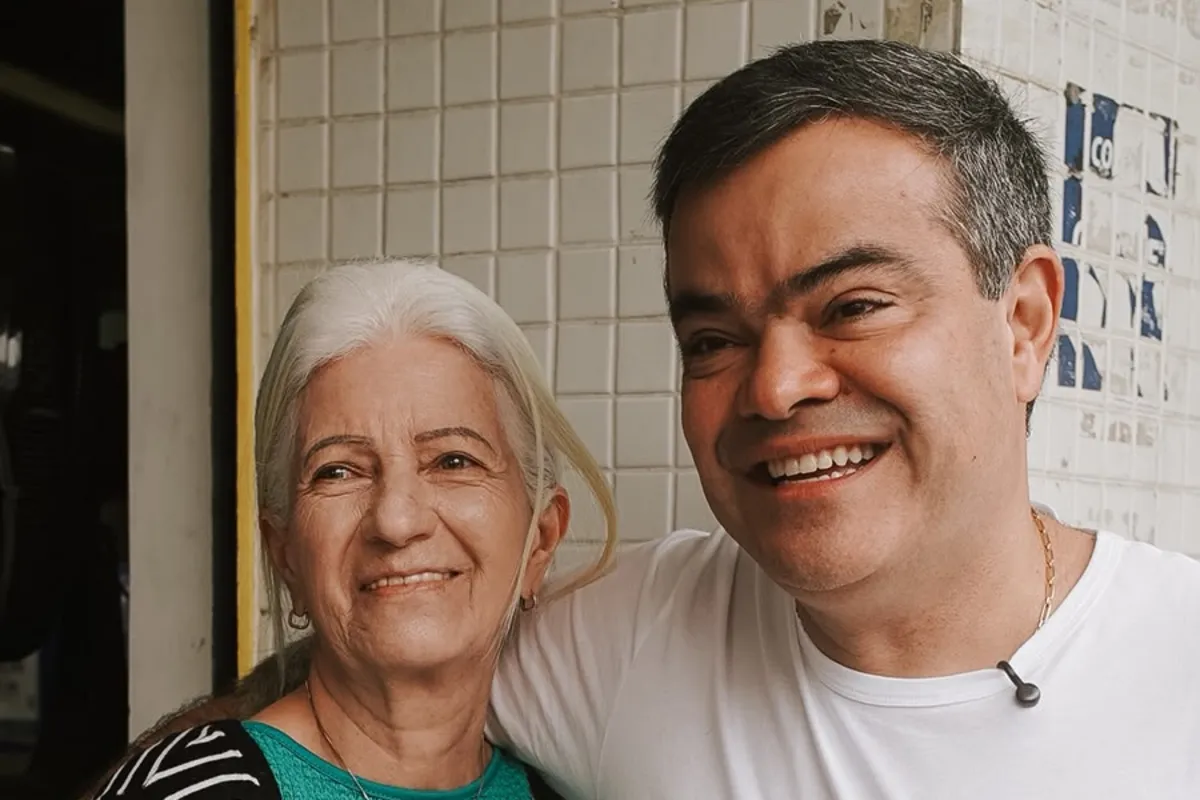 Dr. Lucas 55255 abraça uma moradora na porta de uma loja em Conceição de Macabu