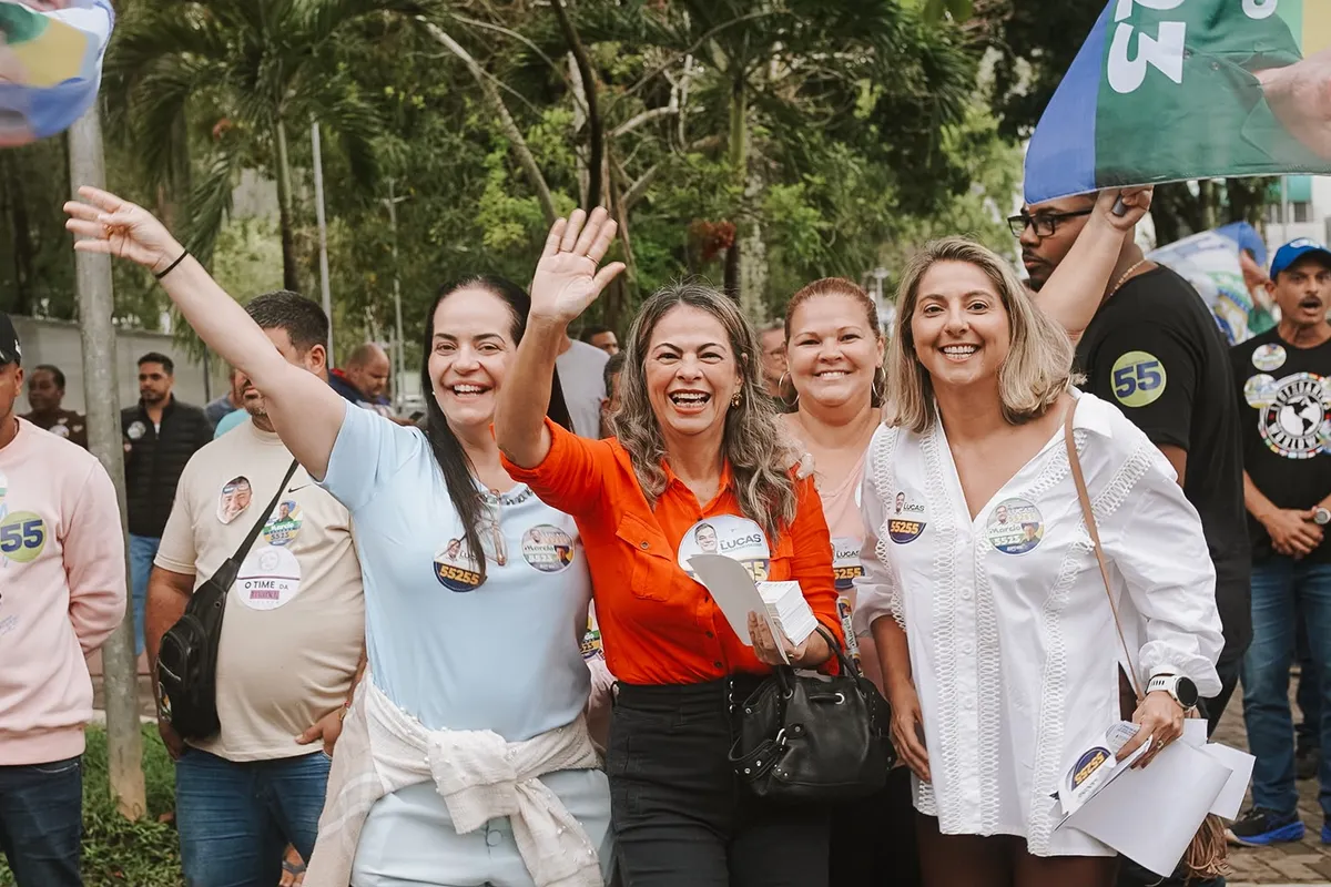 Apoiadoras do Dr. Lucas 55255 acenam com bandeiras na praça de Conceição de Macabu
