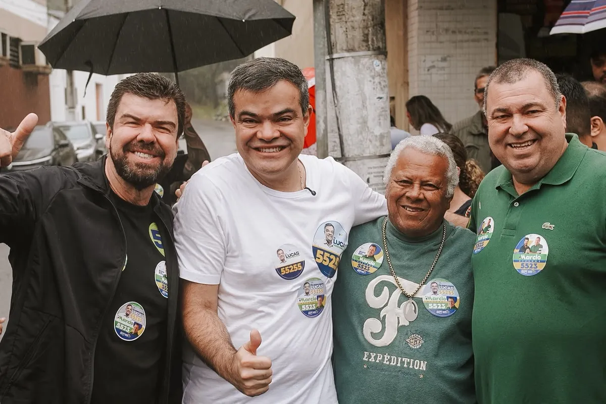 Dr. Lucas 55255 com lideranças locais debaixo de um guarda-chuva, na caminhada em Conceição de Macabu