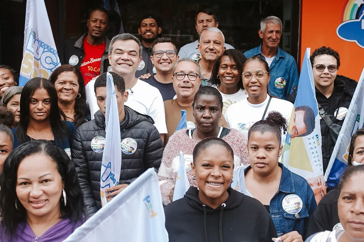 Apoiadores do Dr. Lucas 55255 reunidos com bandeiras em frente ao comércio de Conceição de Macabu
