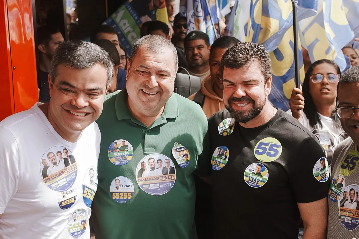 Dr. Lucas 55255 abraçado a lideranças locais durante a caminhada com bandeiras em Rio das Ostras
