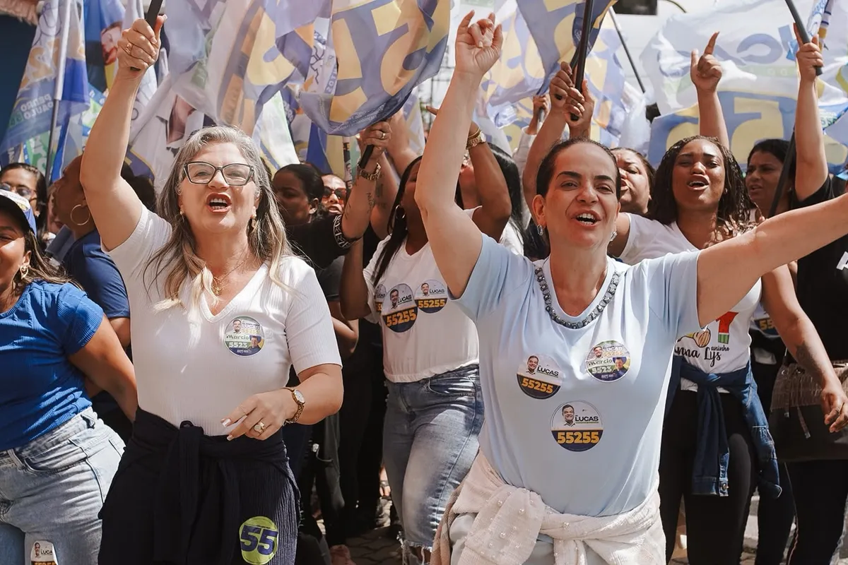 Apoiadoras do Dr. Lucas 55255 comemoram com bandeiras erguidas na caminhada em Rio das Ostras