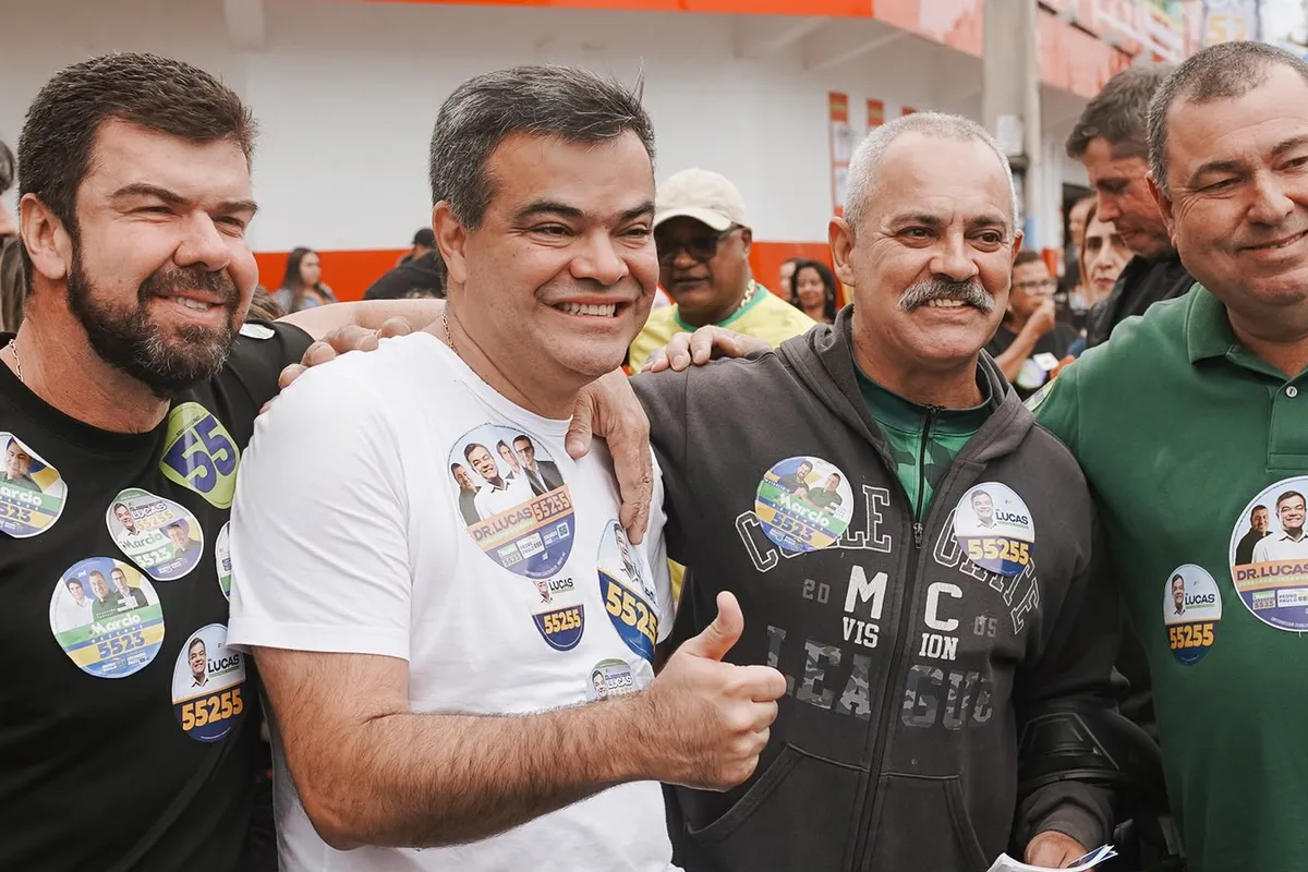 Dr. Lucas 55255 faz sinal de positivo ao lado de apoiadores na caminhada em Rio das Ostras