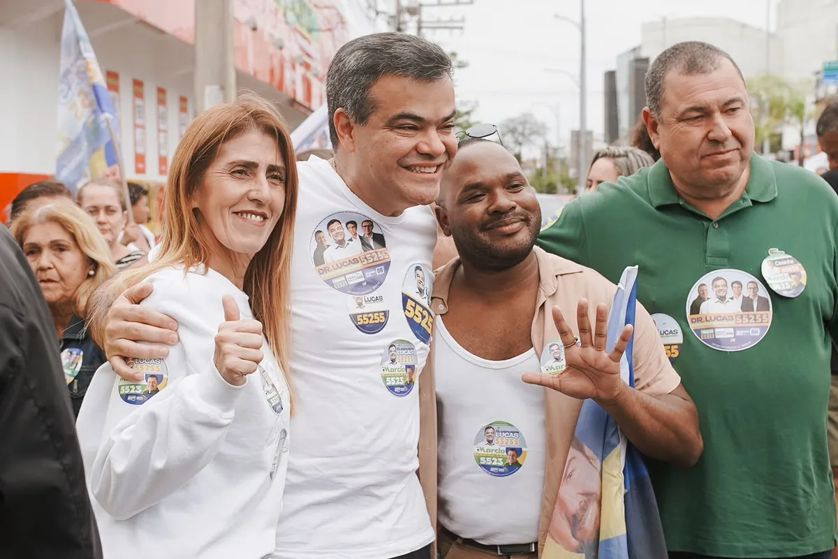 Dr. Lucas 55255 posa com apoiadores e lideranças na rua, durante a caminhada em Rio das Ostras