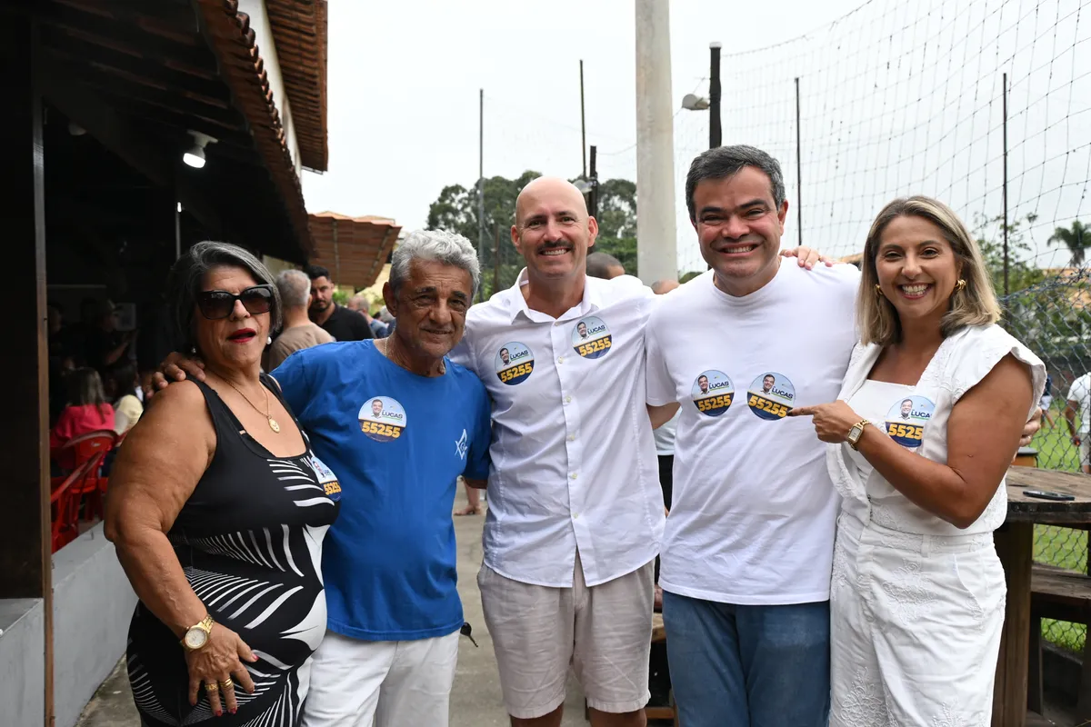 Dr. Lucas 55255 com um grupo de apoiadores na área externa do Encontro na AMA