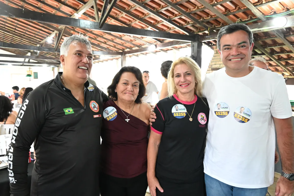 Dr. Lucas 55255 com três apoiadores sob o telhado de madeira do Encontro na AMA