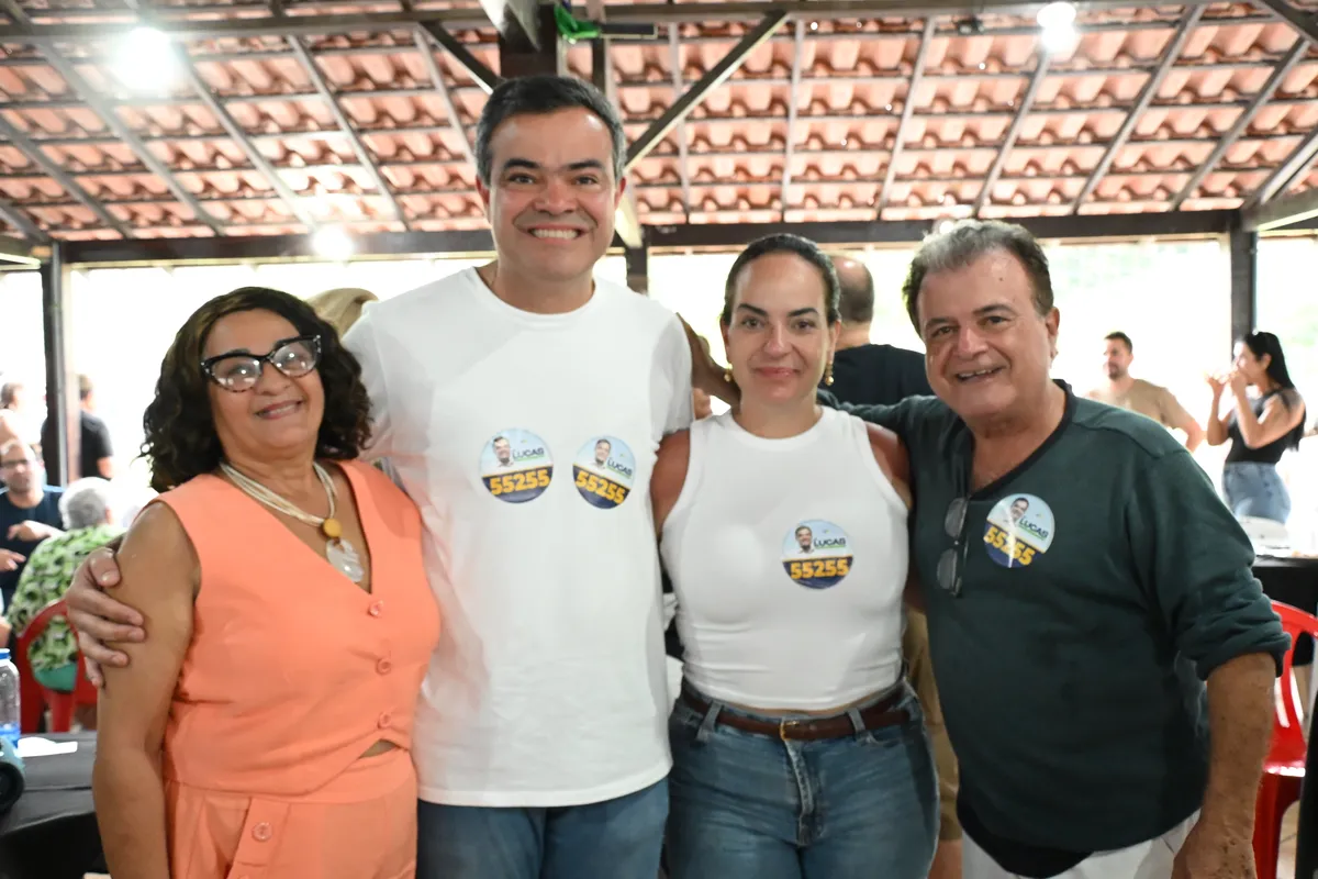 Dr. Lucas 55255 entre quatro apoiadores no Encontro na AMA
