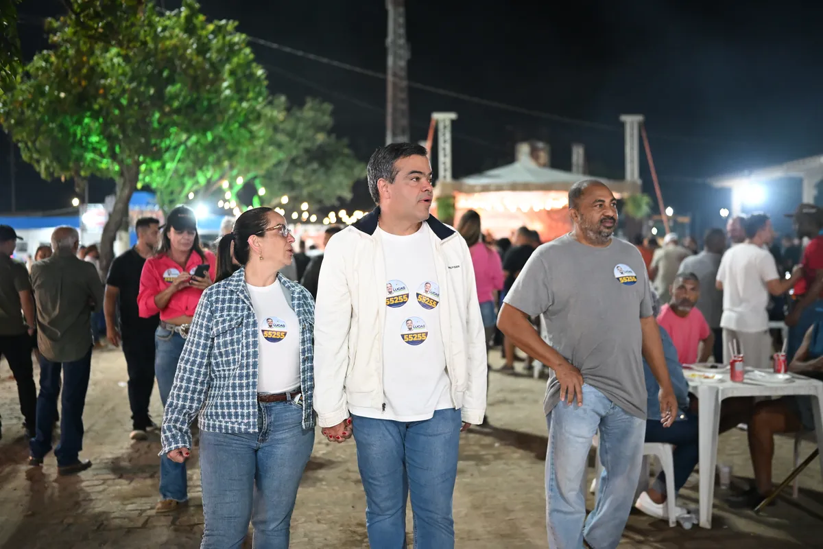 Dr. Lucas 55255 caminha entre o público da Quissamã Expo, à noite
