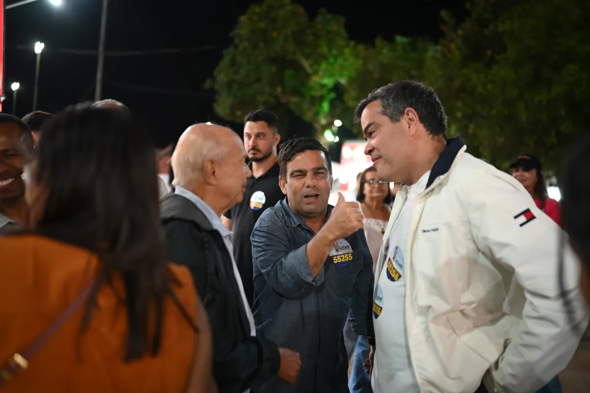 Dr. Lucas 55255 conversa com moradores durante a visita à Quissamã Expo