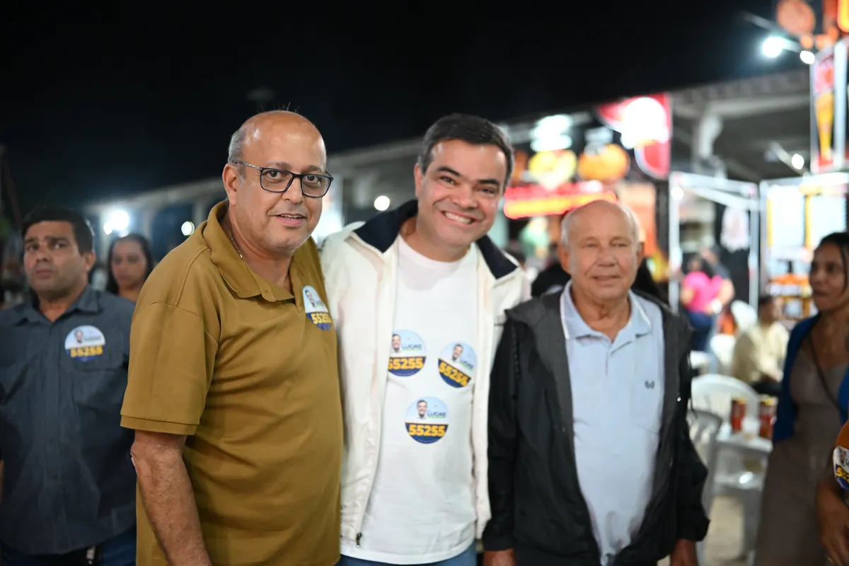 Dr. Lucas 55255 entre lideranças locais com adesivos da campanha na Quissamã Expo