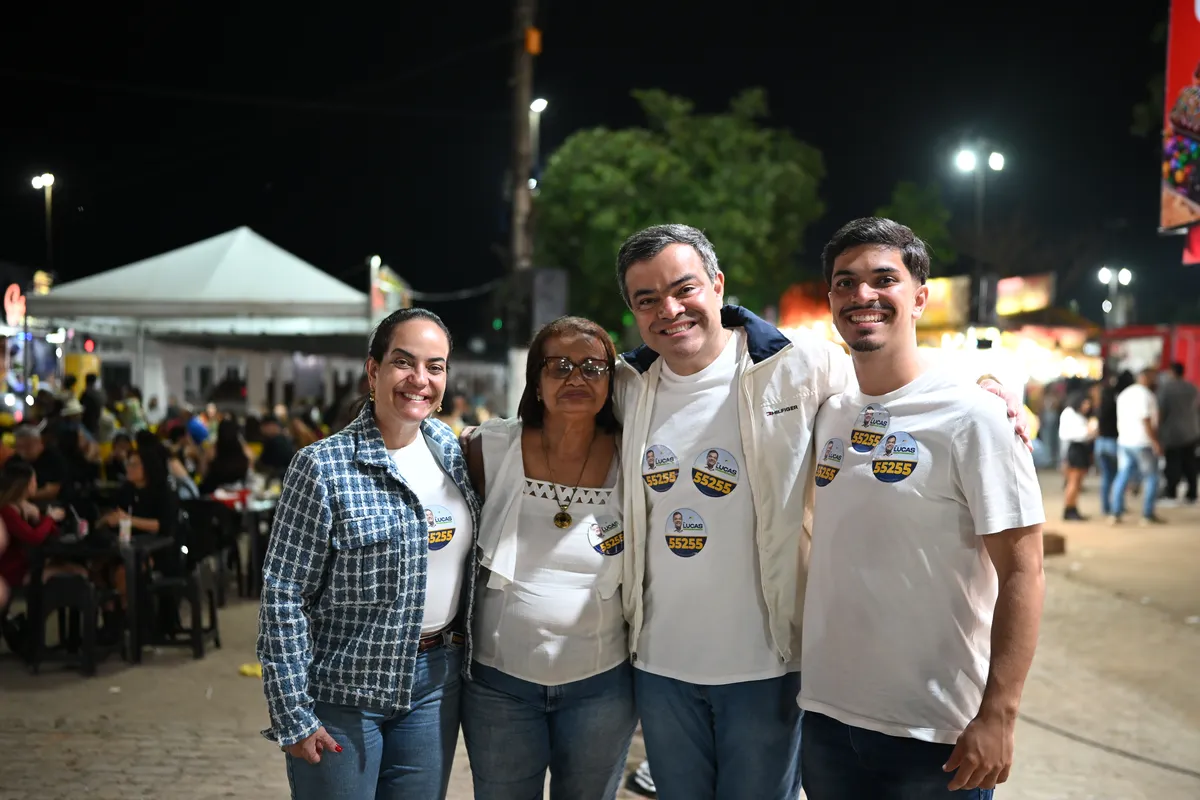 Dr. Lucas 55255 com um grupo de apoiadores entre as mesas da Quissamã Expo