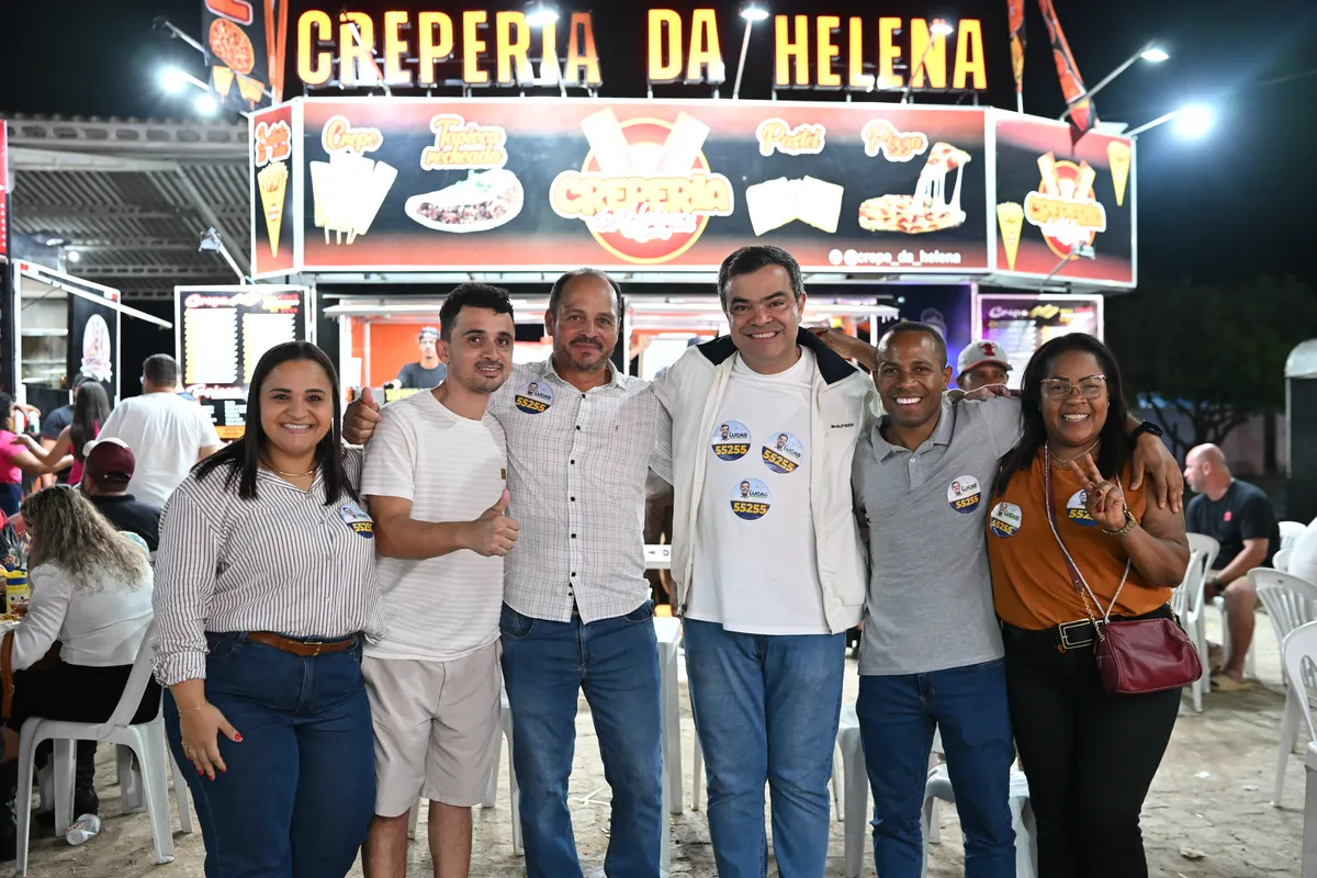 Dr. Lucas 55255 com apoiadores em frente a uma barraca de crepe na Quissamã Expo