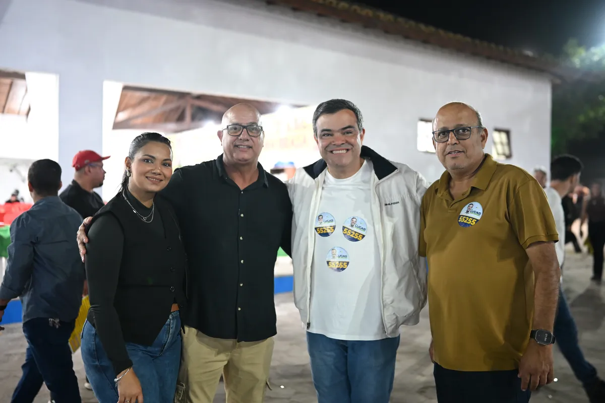 Dr. Lucas 55255 posa com apoiadores na área coberta da Quissamã Expo